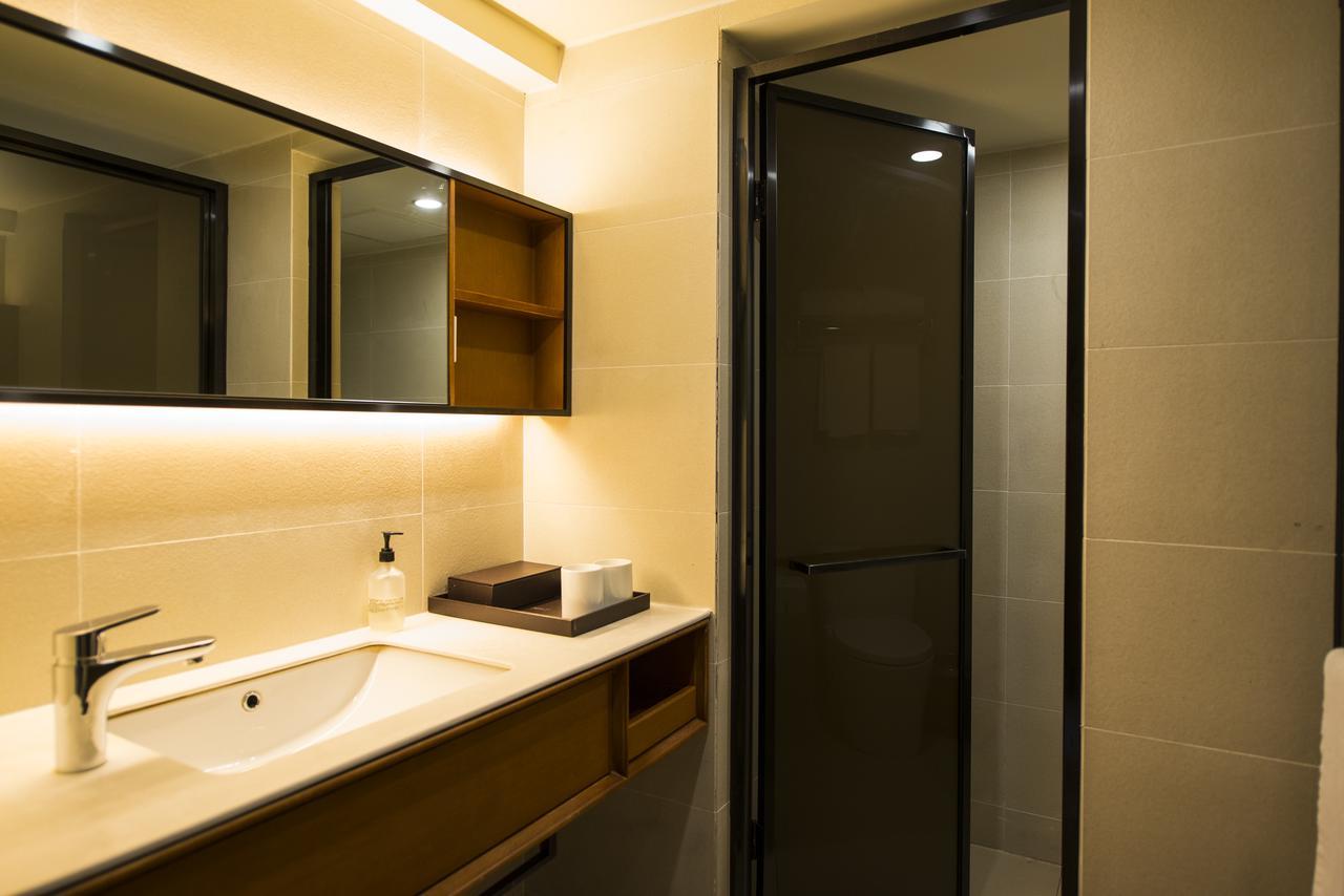 Ji Hotel Shanghai Hongqiao Transport Hub Linkong Zone Bagian luar foto